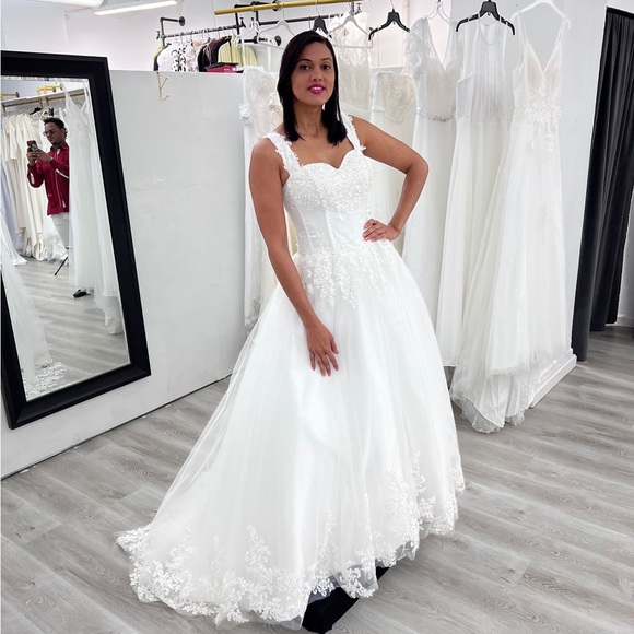 Elegant White Lace Wedding Dress